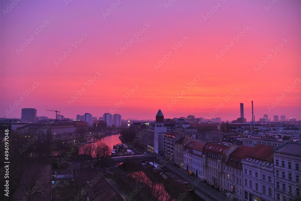 Sonnenaufgang in Berlin Mitte – Roter Himmel durch Saharastaub