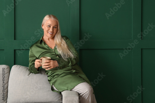 Mature woman drinking tea w...