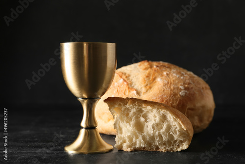 Cuadro en lienzo Cup of wine with bread on dark background