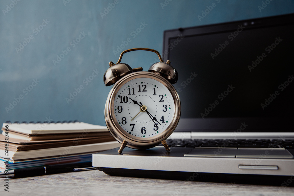 Stockfoto clock on computer laptop | Adobe Stock