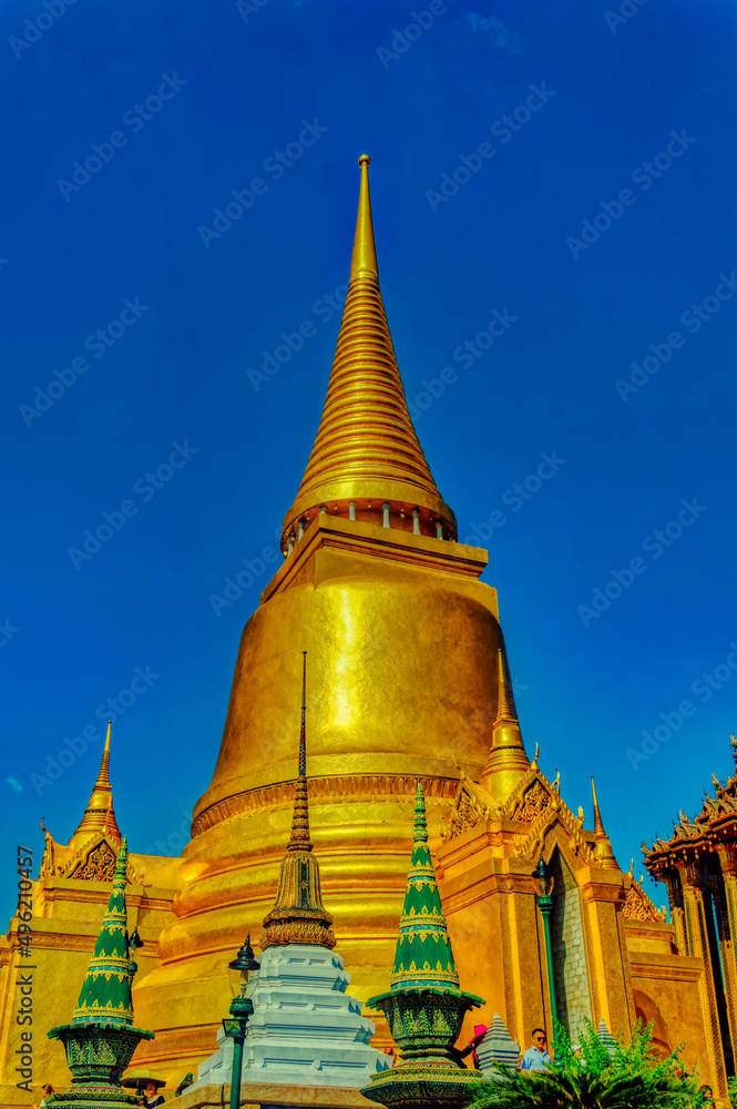 Naklejka premium Golden coated template structures in Bangkok, Thailand.