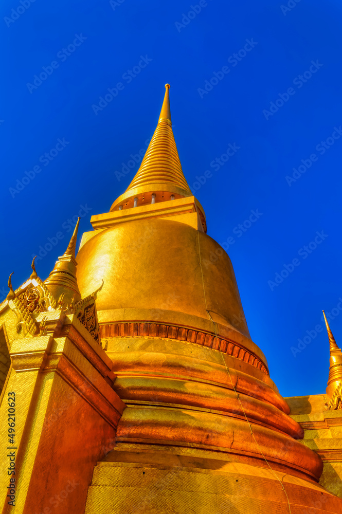 Naklejka premium Golden coated template structures in Bangkok, Thailand.