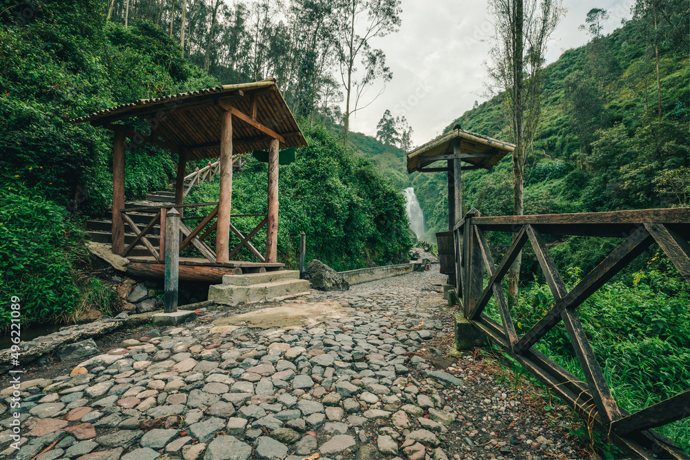 Cascada de Peguche y bosque tranquilo para caminar en Otavalo Ecuador Cascada de Peguche y bosque tranquilo para caminar en Otavalo Ecuador