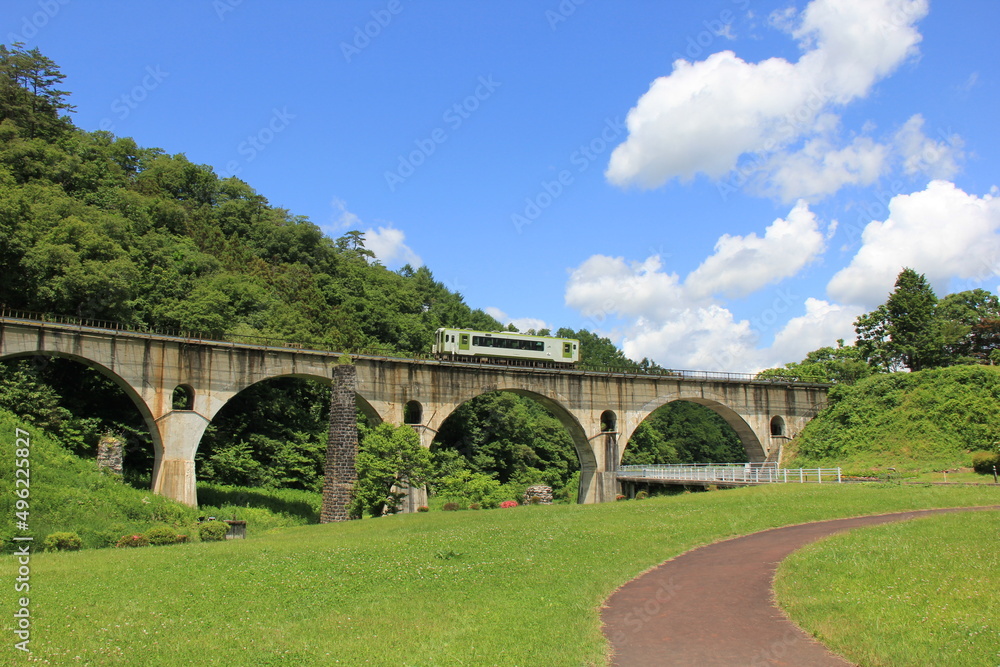 Fototapeta premium アーチ橋の上を、１両の電車が走る風景