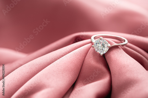 Cuadro en lienzo The wedding diamond ring is placed on a pink gold cloth.