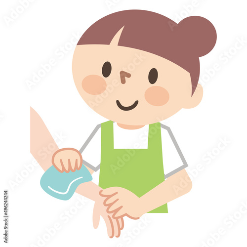 身体を拭く介護士の女性