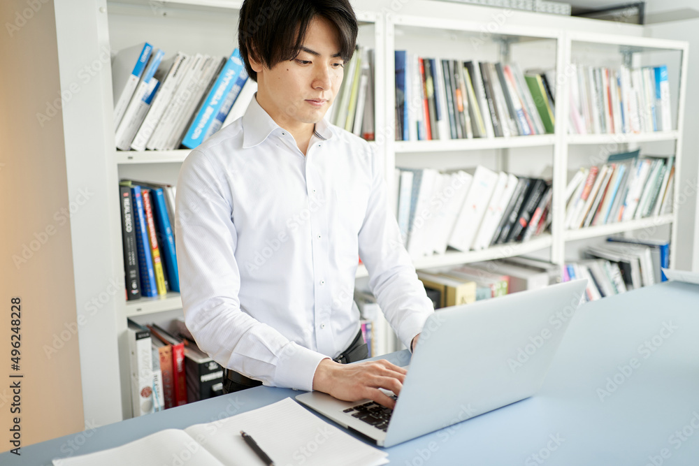 ノートパソコンで資料をまとめる男性施工管理技士 ノートパソコンで資料をまとめる男性施工管理技士