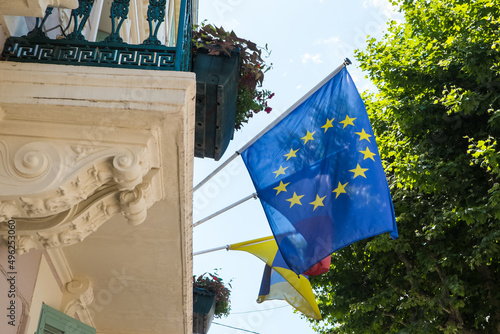 le drapeau europeen avec les etoiles jaune sur le fond bleu accroché a un batiment ancien en provence photo