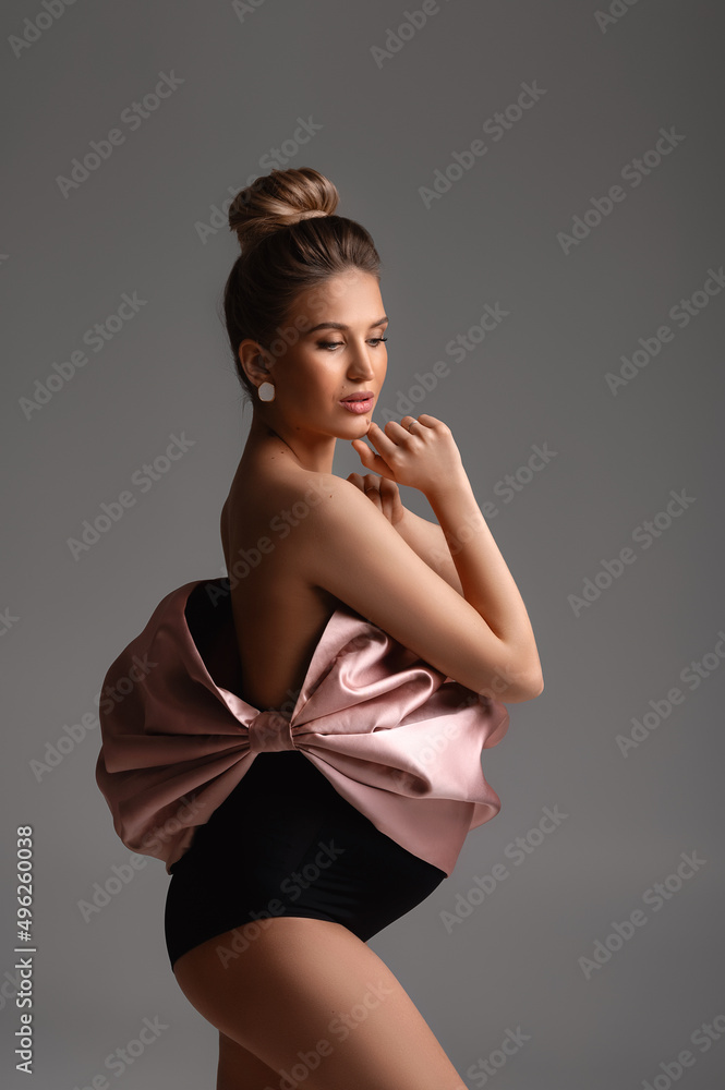 Naklejka premium the pregnant woman poses in the studio. beautiful pregnant blonde woman.
