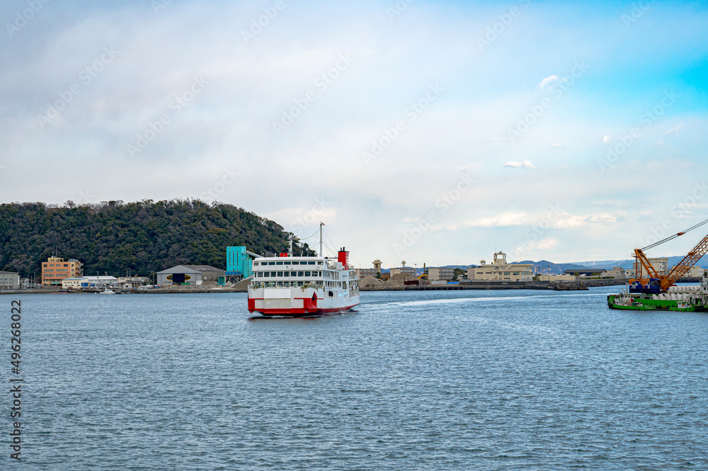 久里浜港の東京湾フェリーターミナルと工場