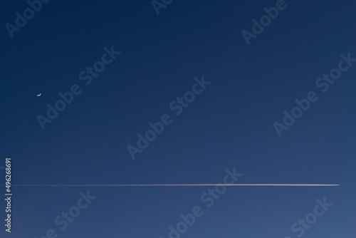lune avec avion dans le ciel bleu