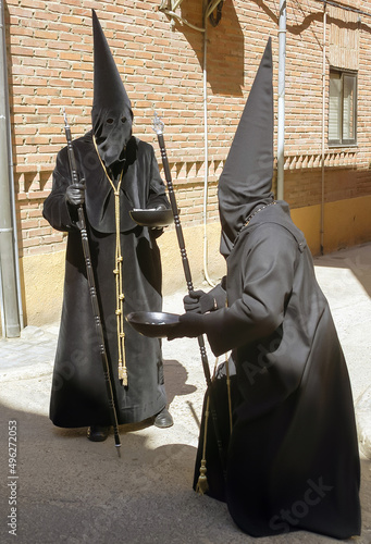 Foto Holy Week in Zamora in Toro, Brotherhood of Jesús Nazareno and Ánimas, the penitent Conqueros
o Cagalentejas ask for alms on Holy Thursday with a bowl