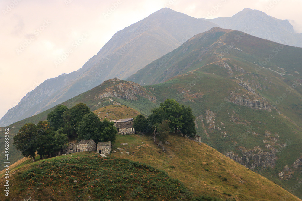 Fototapeta premium Wildromantische Bergwelt der Tambo-Gruppe; Alpenlandschaft um Piaghedo oberhalb des Comer Sees mit Dosso Bello, Motto Rotundo und Monte Duria (2264m) 