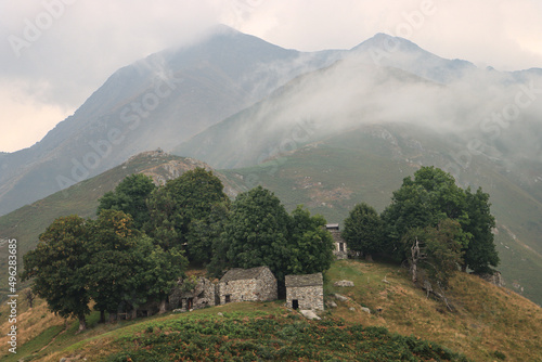 Wildromantische Bergwelt im Regen; Halbverlassenes Bergdorf Piaghedo mit Monte Duria (Adula-Alpen, Tambo-Gruppe)
 photo