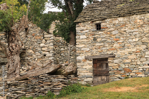 Verlassenes Anwesen im traditionellen Rustico Stil der italienischen Alpenregion photo