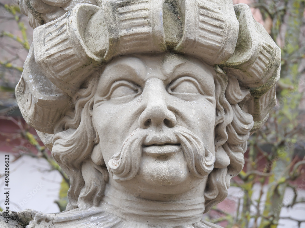Steinstatue eines Manns mit Turban und geschwungenem Bart (historischer Türke) im Schloßgarten Veitshöchheim (Bayern, Deutschland)