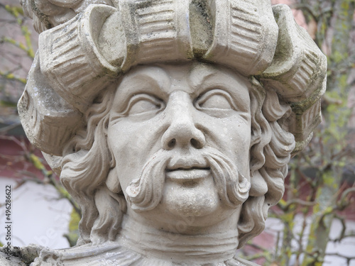 Steinstatue eines Manns mit Turban und geschwungenem Bart (historischer Türke) im Schloßgarten Veitshöchheim (Bayern, Deutschland)