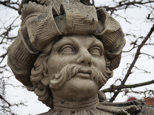 Steinstatue eines Manns mit Turban und geschwungenem Bart (historischer Türke) im Schloßgarten Veitshöchheim (Bayern, Deutschland)