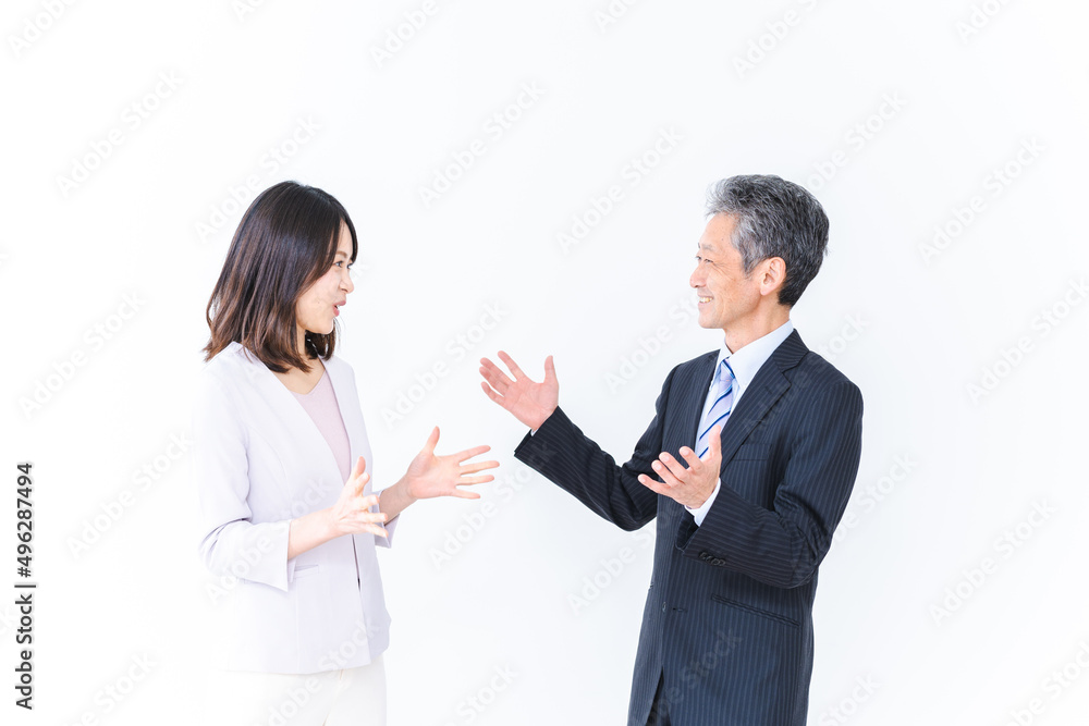 仲良く話す上司と社員 仲良く話す上司と社員