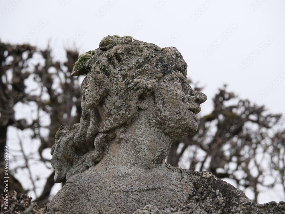 Seitenansicht einer barocken Steinstatue einer Frau im Schloßgarten Veitshöchheim (Bayern, Deutschland)