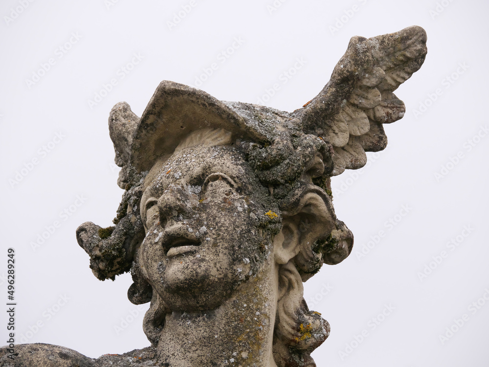 Barocke Steinstatue von Hermes dem Götterboten im Schloßgarten Veitshöchheim (Bayern, Deutschland) mit Flügeln am Helm