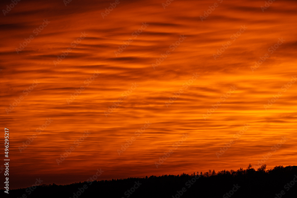 Sonnenuntergang mit Saharastaub der den Abendhimmel Rot färbt