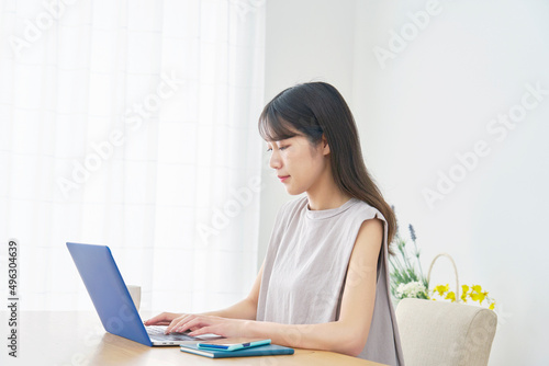 女性 パソコン リビング