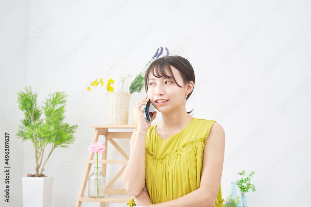 女性　スマホ　電話する　リビング