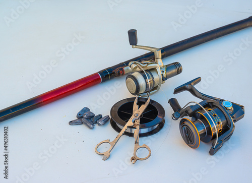 Fotografia Fishing rod and spinnings in the composition with accessories for fishing on the