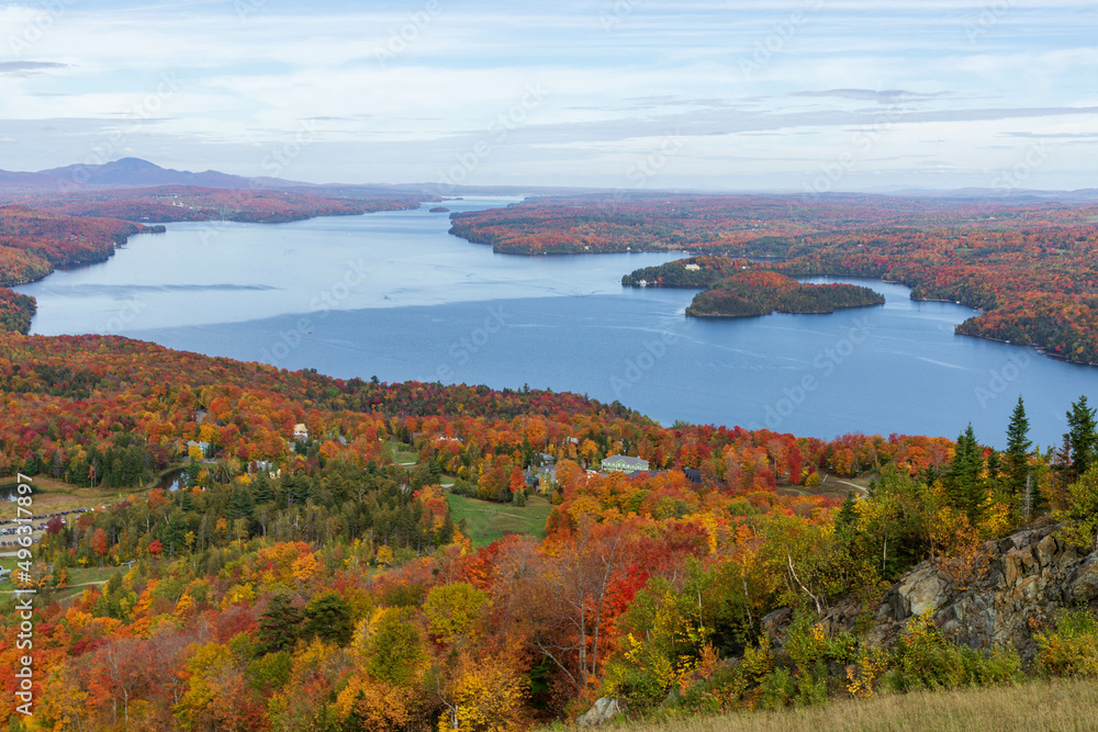 Naklejka premium Lake Descent