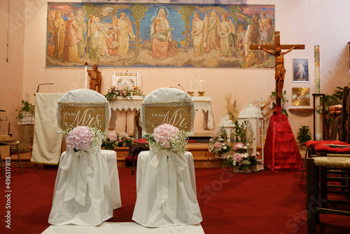 chiesa allestita e pronta per una cerimonia di nozze 
