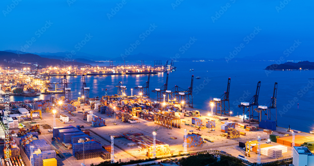 Obraz premium Containers in a harbor at evening