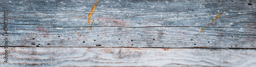 Naturalne tło niejednolitych starych grubych drewnianych desek z teksturą korozji drewna.. Kolory butelki, błękitu, czerwony.. Tapeta. 
