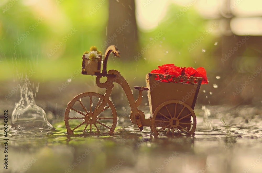 Bicicleta de madera miniatura bajo la lluvia