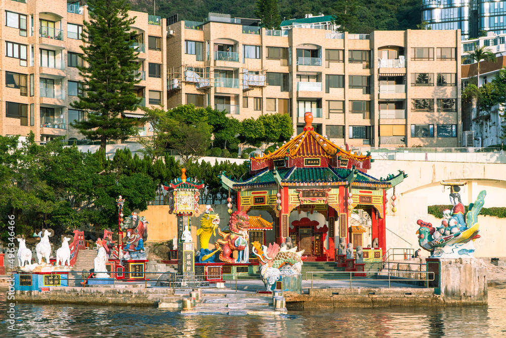 Tin Hau and Kwun Yum Statues are located at the southeastern end of Repulse Bay is a quaint Taoist temple which is popular for its colorful mosaic statues.