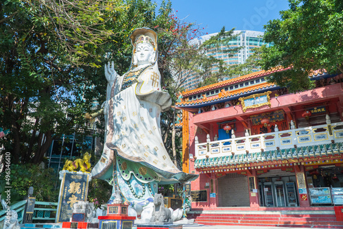 Tin Hau and Kwun Yum Statues are located at the southeastern end of Repulse Bay is a quaint Taoist temple which is popular for its colorful mosaic statues.