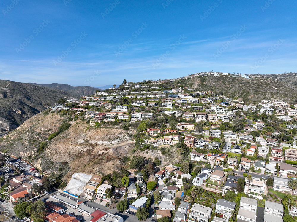 Naklejka premium Aerial view of Laguna Beach coastline town with vilas on the hills, Southern California Coastline, USA