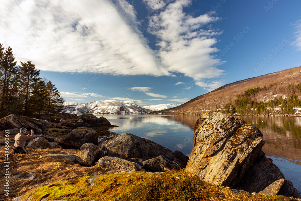 Fiordi Norvegesi. Montagne, neve, mare in Lapponia. Norvegia un paesaggio nella natura