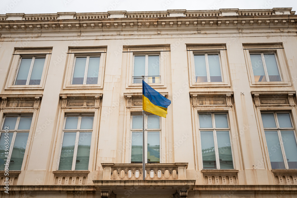 Drapeau de l'Ukraine sur un bâtiment administratif à Bruxelles en Belgique. 