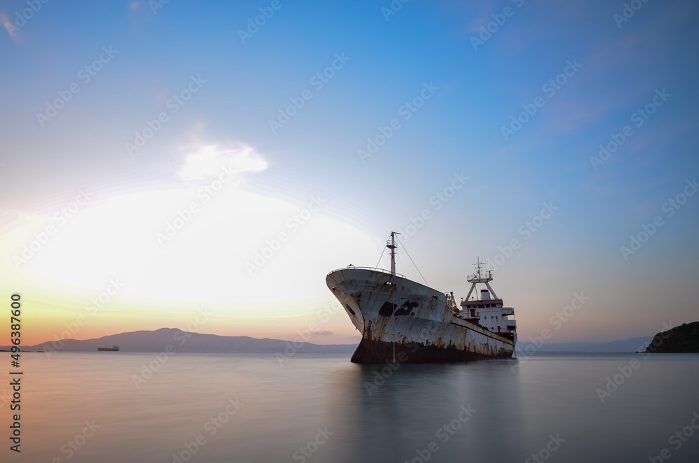 Obraz premium ship at sunset