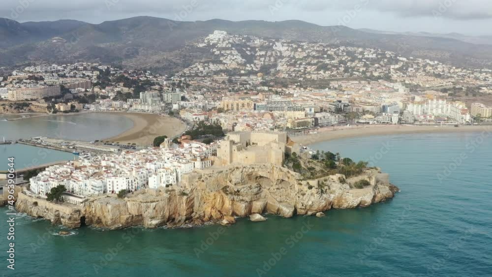 vieux village de Peniscola, village fortifié en Espagne sur la côte méditerranéenne au nord de Valencia vieux village de Peniscola, village fortifié en Espagne sur la côte méditerranéenne au nord de Valencia