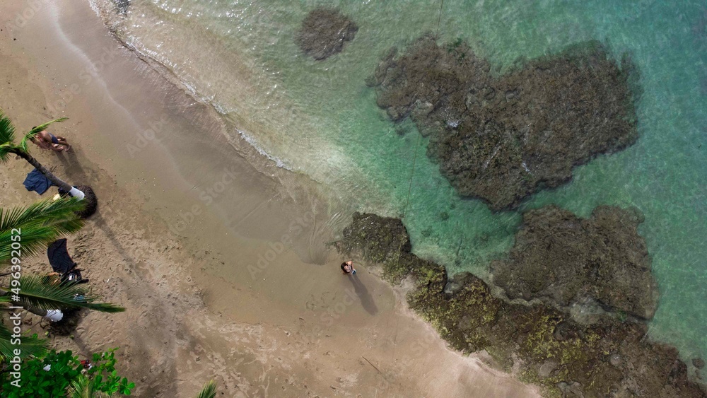 Costa en la playa de costa rica con drone