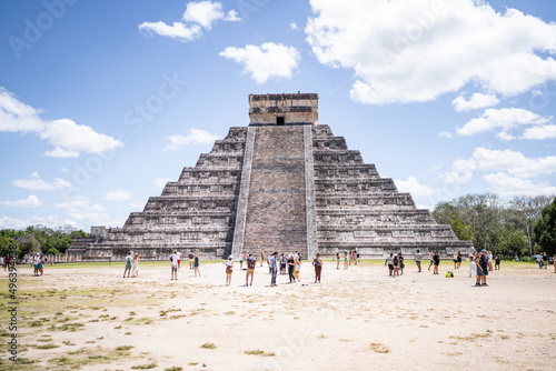 mayan pyramid at chichen itza