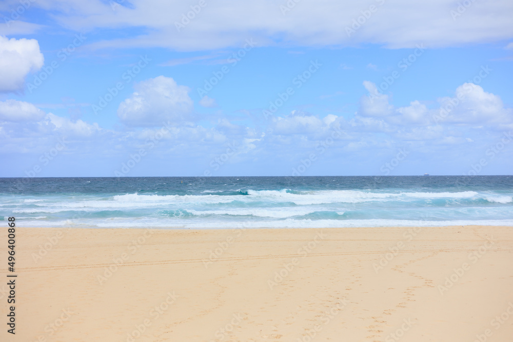 美しい青空と無人の綺麗な砂浜
