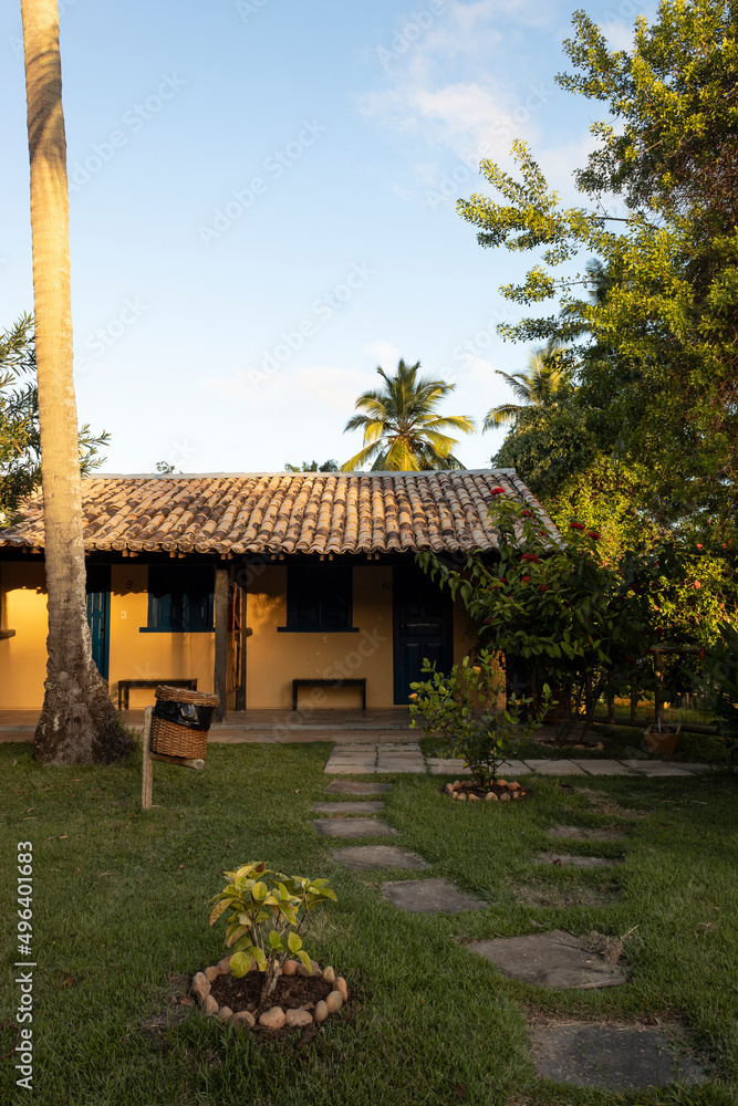 Casa no campo. com arvores tranquila, bem cuidada, no amanhecer Casa no campo. com arvores tranquila, bem cuidada, no amanhecer