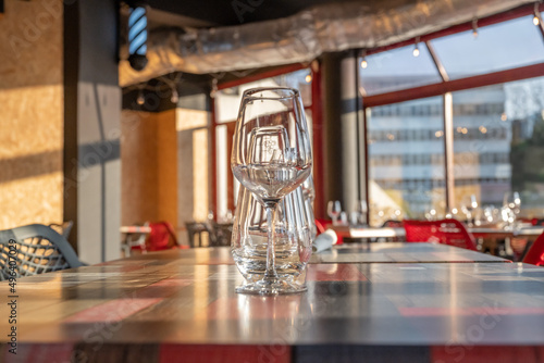 soleil à travers les verres posés sur la table dans un restaurant © Esta Webster