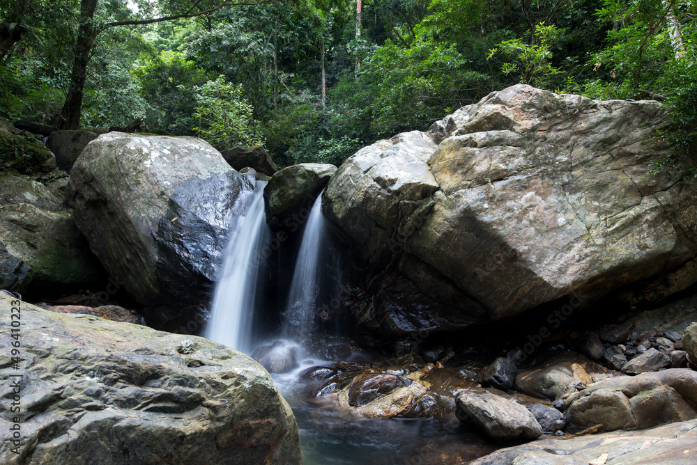 Langzeitbelichtung fließendes Wasser Wildbach im kolumbianischen Amazonas Regenwald. Langzeitbelichtung fließendes Wasser Wildbach im kolumbianischen Amazonas Regenwald.