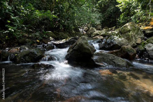 Langzeitbelichtung fließendes Wasser Wildbach im kolumbianischen Amazonas Regenwald.