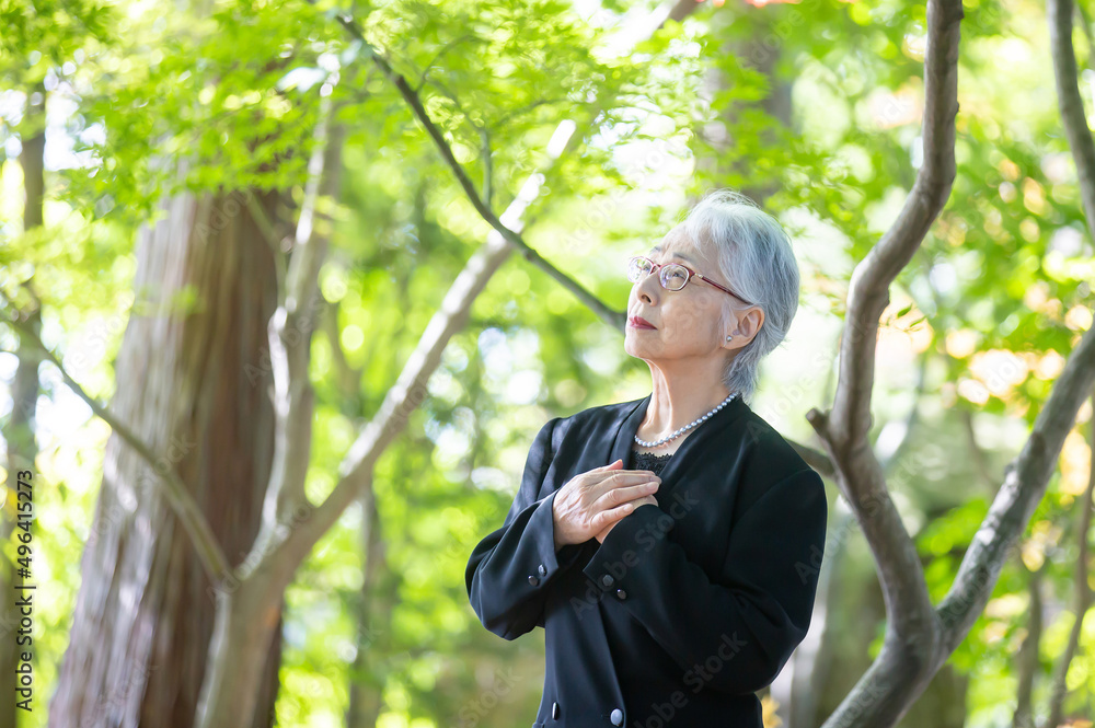 お葬式・葬儀に来た遺族の高齢者女性
お葬式・葬儀に来た遺族の高齢者女性