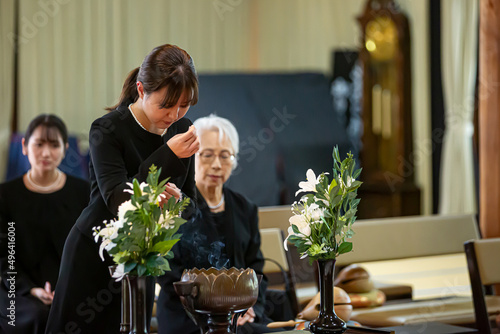 お葬式で焼香台に立つ女性（お焼香） 